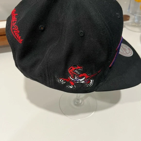 New without tags RAPTORS cap Mitchell & Ness - Picture 2 of 4